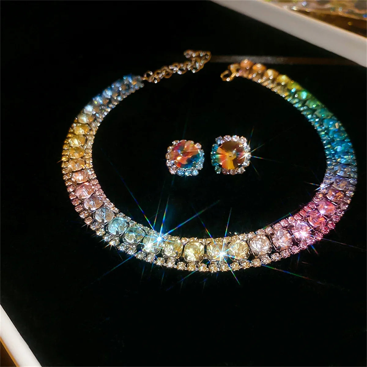 ๐ Crystal Glam โ Kleurrijke Geometrische Sieradenset (Ketting & Oorbellen)