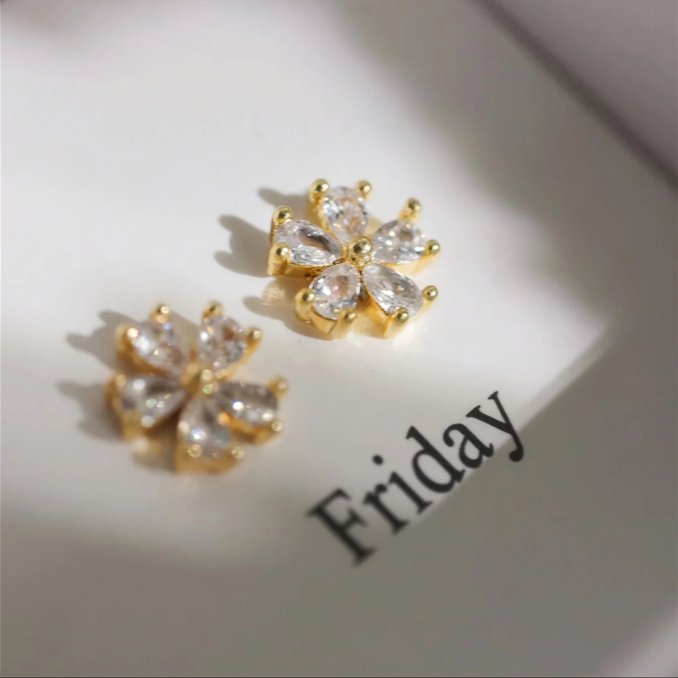 ๐ GlowGold Oorbellenbox โ Elke Dag een Nieuwe Sparkle"