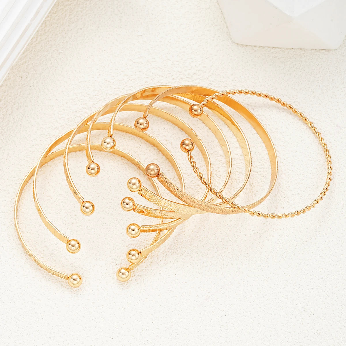 Golden Glow Luxe Bangle Set – 7 Delige Goudkleurige Armbandenset